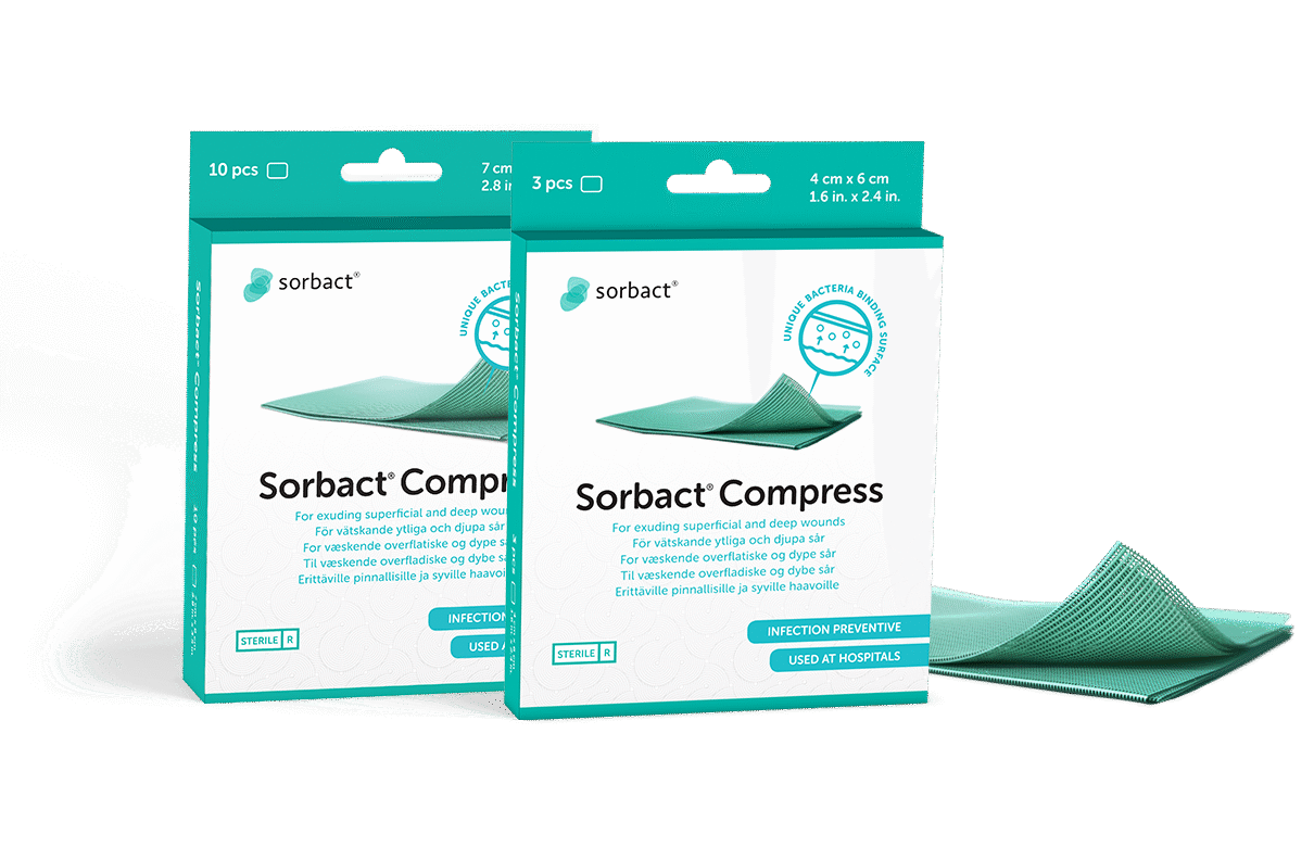 Pakker af Sorbact Compress med en bandage ved siden af